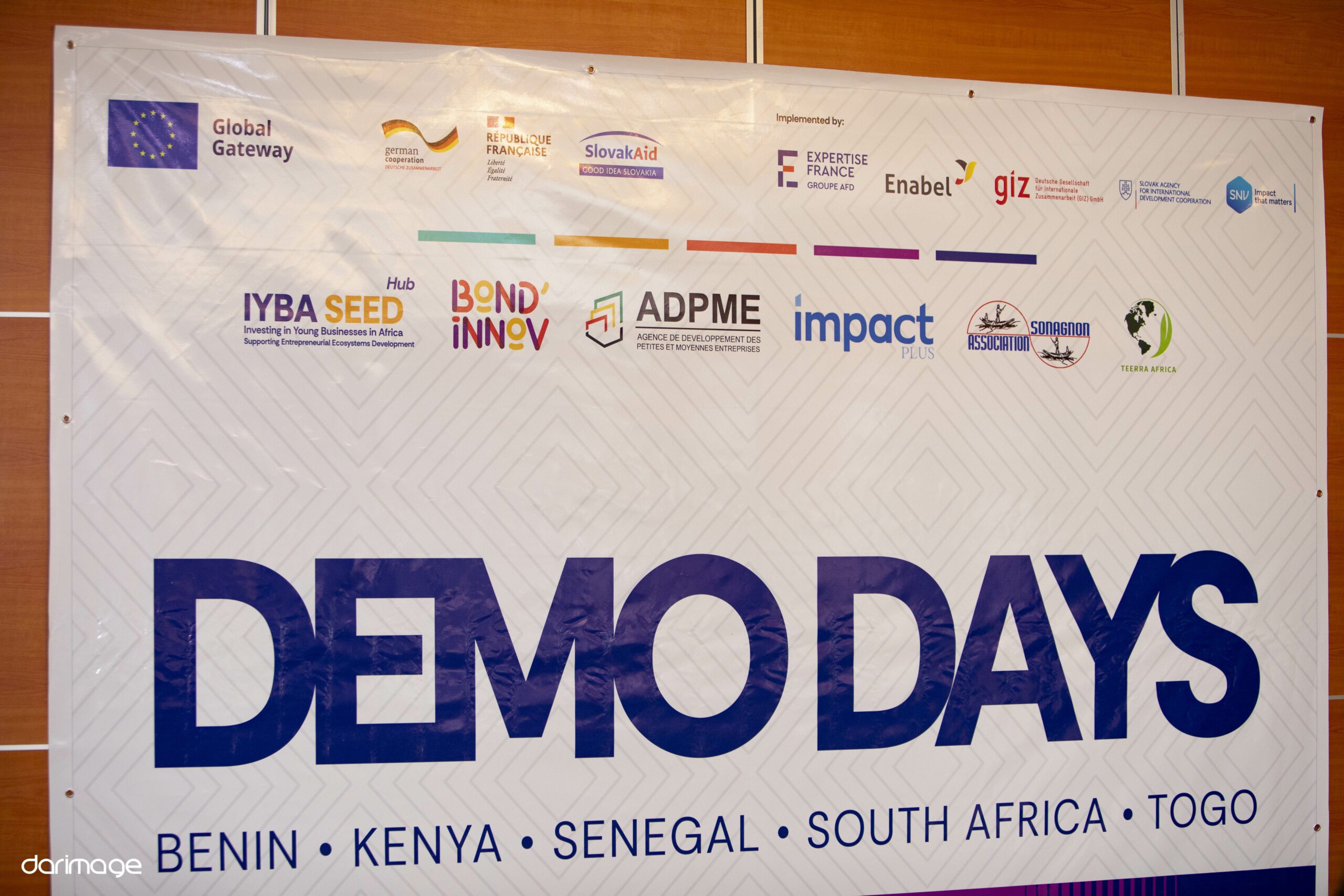 Banderole « Demo Days – Benin, Kenya, Senegal, South Africa, Togo » portant les logos de l'Union européenne, d'IYBA-SEED, de l'ADPME, d'IMPACT PLUS et des partenaires du programme