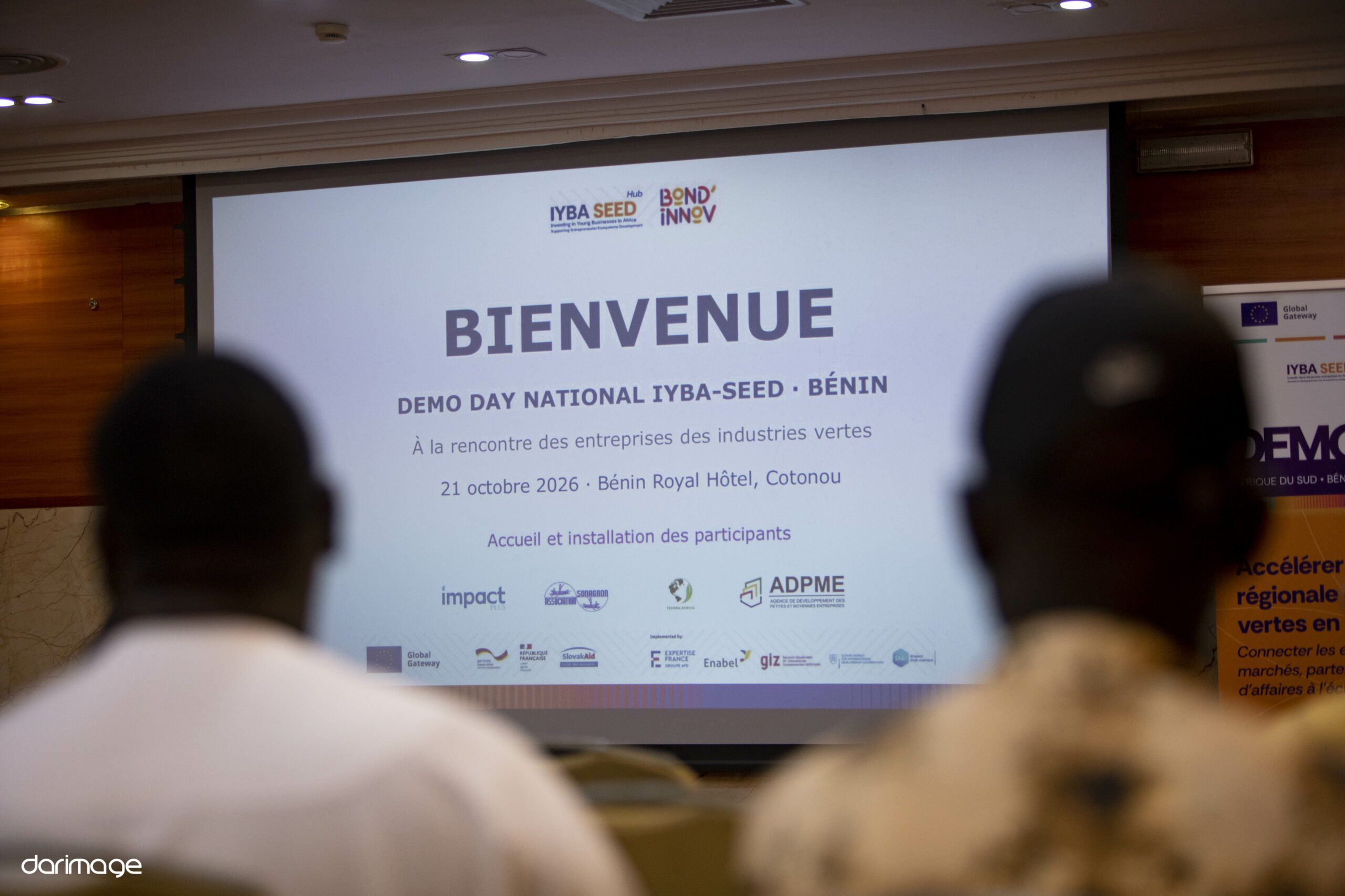 Participants assis de dos face à l'écran de bienvenue du Demo Day national IYBA-SEED Bénin, dans une salle du Bénin Royal Hôtel à Cotonou