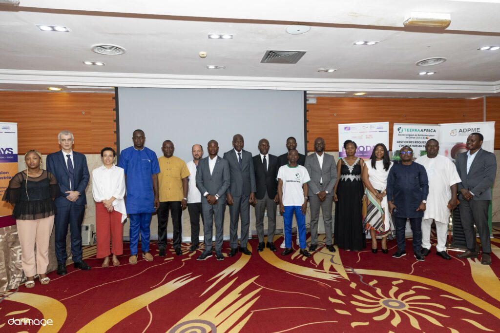 Photo de groupe officielle des participants du Demo Day national IYBA-SEED au Bénin Royal Hôtel de Cotonou