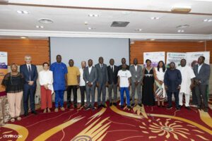 Photo de groupe officielle des participants du Demo Day national IYBA-SEED au Bénin Royal Hôtel de Cotonou