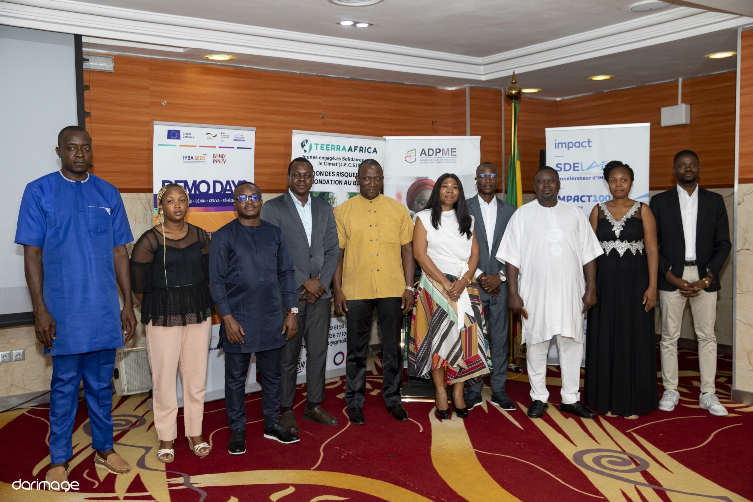 Photo de groupe des représentants des dix entreprises participantes au Demo Day national IYBA-SEED, au Bénin Royal Hôtel de Cotonou